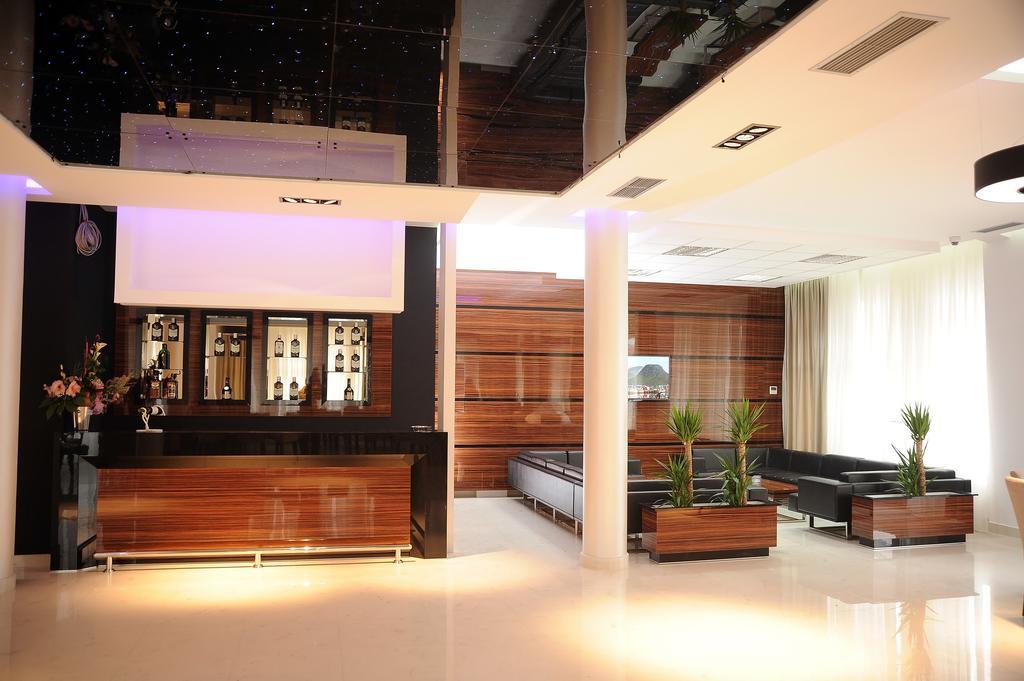 Garni Uni Elita Lux Hotel นิส ภายนอก รูปภาพ