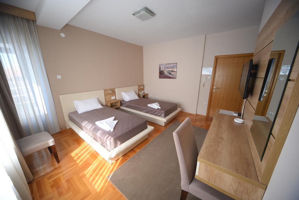 Garni Uni Elita Lux Hotel นิส ภายนอก รูปภาพ