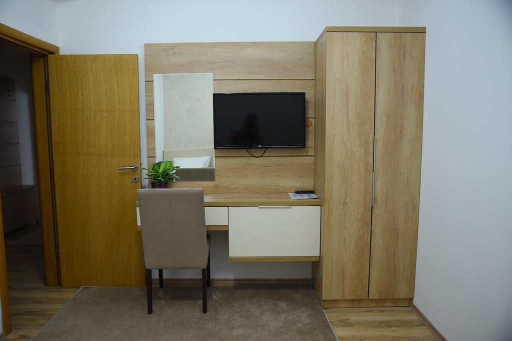 Garni Uni Elita Lux Hotel นิส ภายนอก รูปภาพ